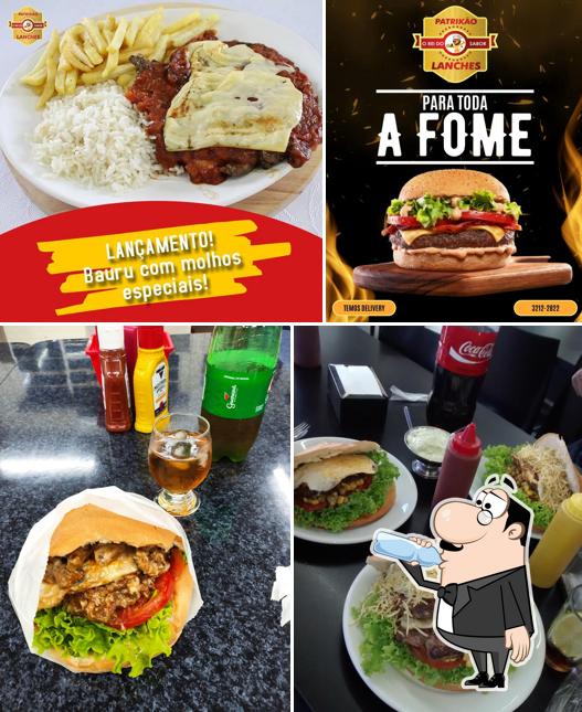 Entre diferentes coisas, bebida e comida podem ser encontrados no Patrikão Lanches