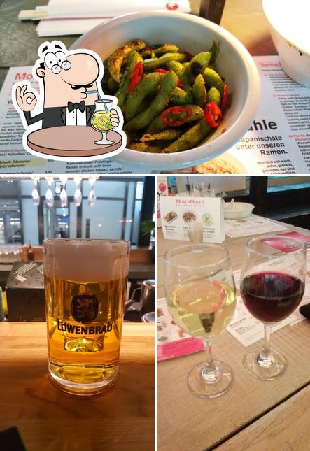 Estas son las imágenes que muestran bebida y comida en MoschMosch