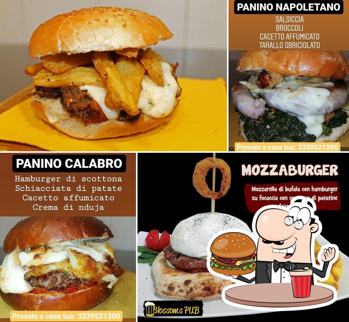 Ordina un hamburger a Blossoms Pub-Birreria-Pizzeria