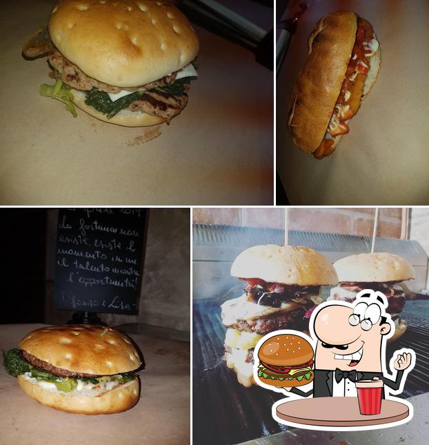 Ordina un hamburger a Sossio's Burger