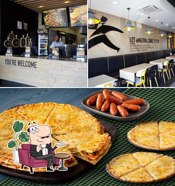 La photo de la intérieur et nourriture concernant Debonairs Pizza