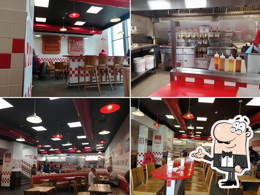 Installez-vous à l'une des tables de Five Guys