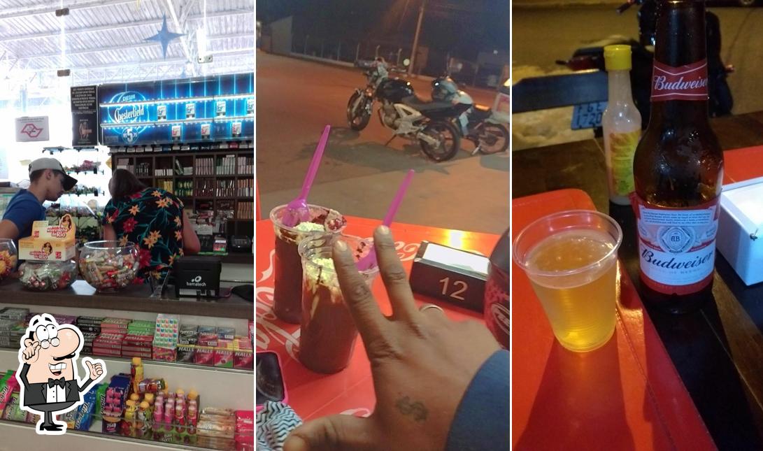 Sente em uma das mesas no Felipe Lanches