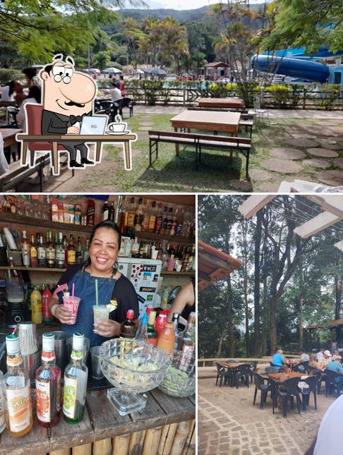 Sente em uma das mesas no Costelão Fogo De Chão De Mairiporã