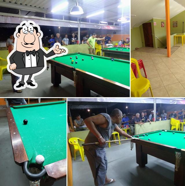 Sente em uma das mesas no Chaparral Snooker Bar