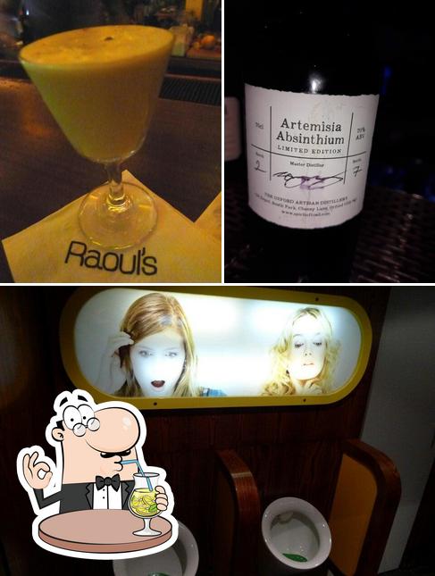 В Raoul's Bar есть напитки, внутреннее оформление и многое другое