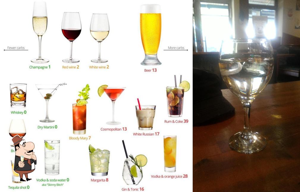 Prenditi un drink o cocktail alcolico dal menu