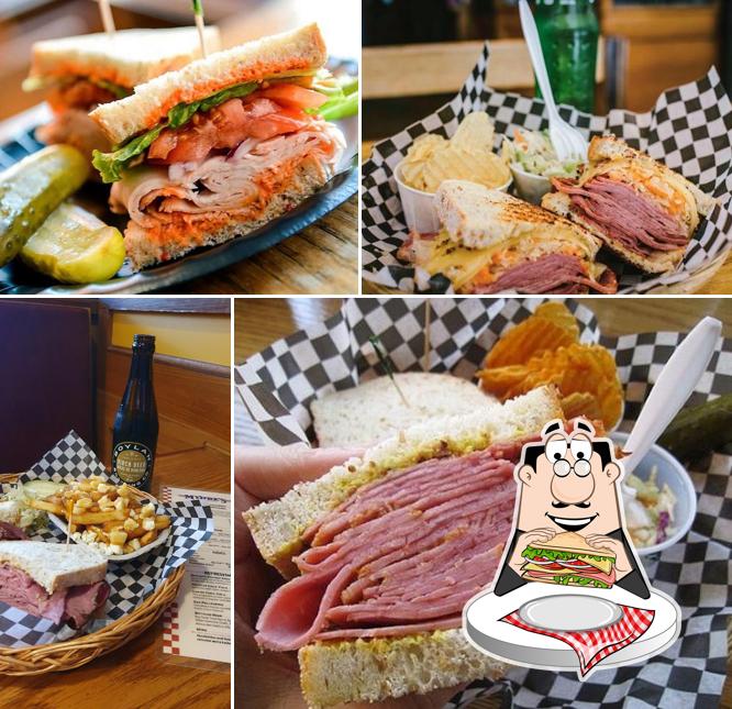 Club sandwichs à Myhre's Deli - Sandwiches & Poutine