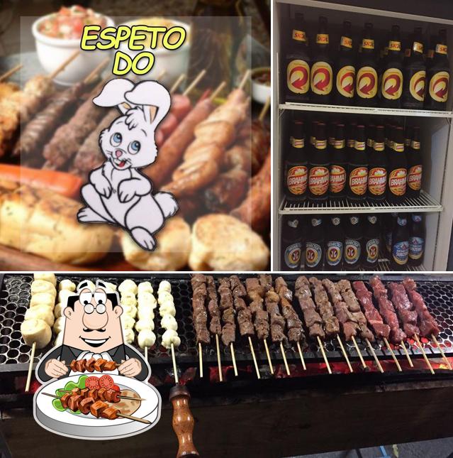 Esta é a foto ilustrando comida e cerveja no Espeto do Coelho