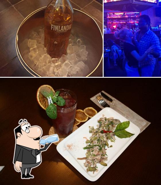 Снимок, на котором видны напитки и барная стойка в Соло