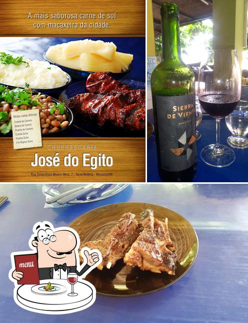 Esta é a foto apresentando comida e álcool a Egito Churrascaria