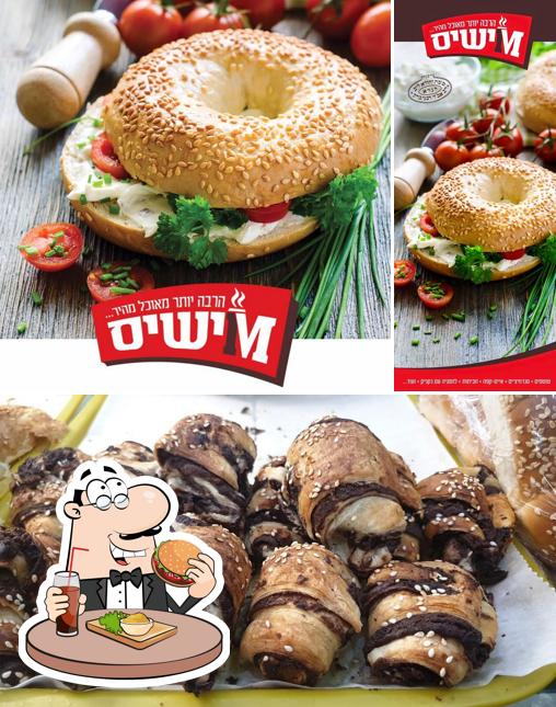 Essayez un hamburger à "מוישיס”