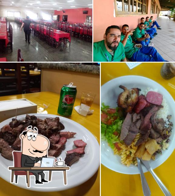 A imagem da interior e comida no Restaurante e Churrascaria Boi no Espeto