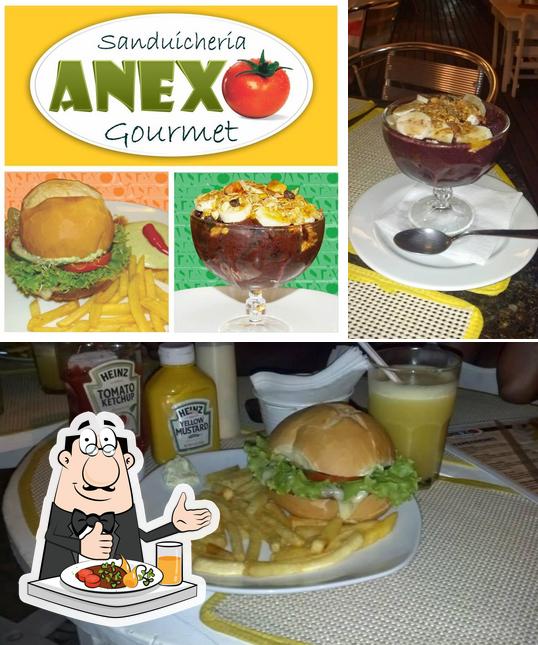 Comida em Sanduicheria anexo