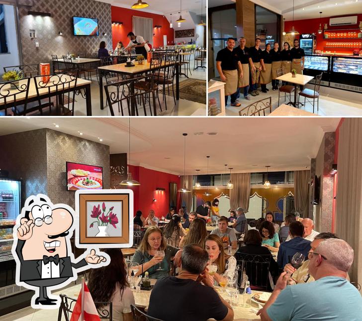 Veja imagens do interior do Tarboush restaurant - comida árabe