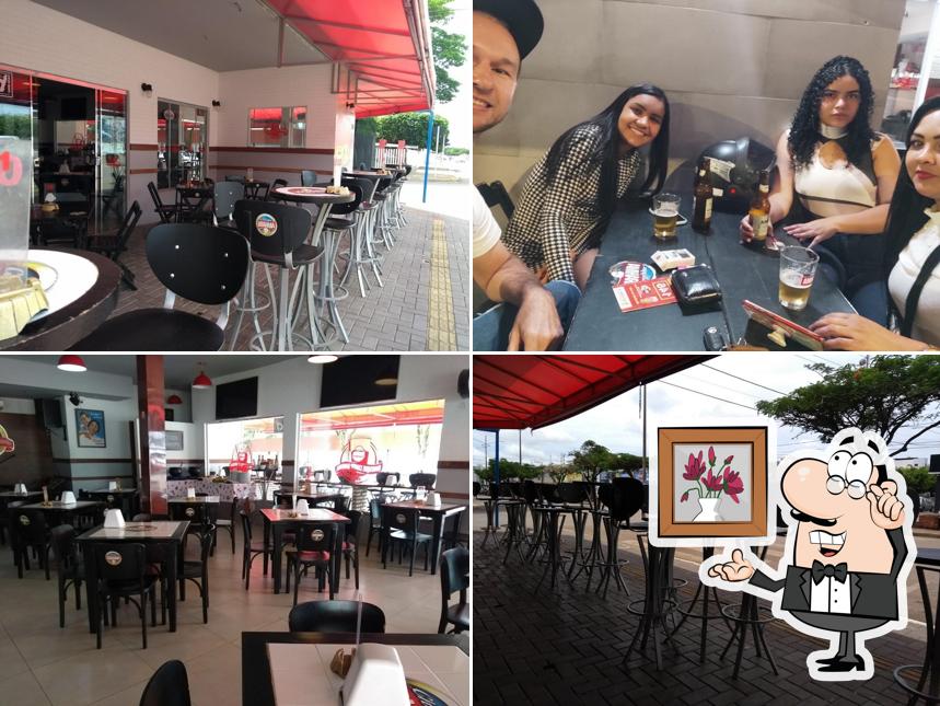 Sente em uma das mesas no Chopp Strett Pva