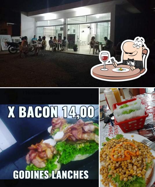 Entre diversos coisas, comida e exterior podem ser encontrados no Godine's Lanches Express