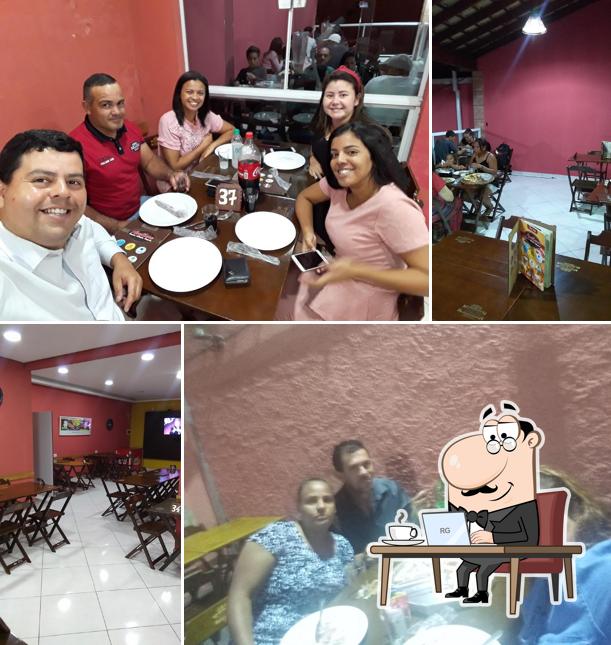 Sente em uma das mesas no Pizzaria Avellare