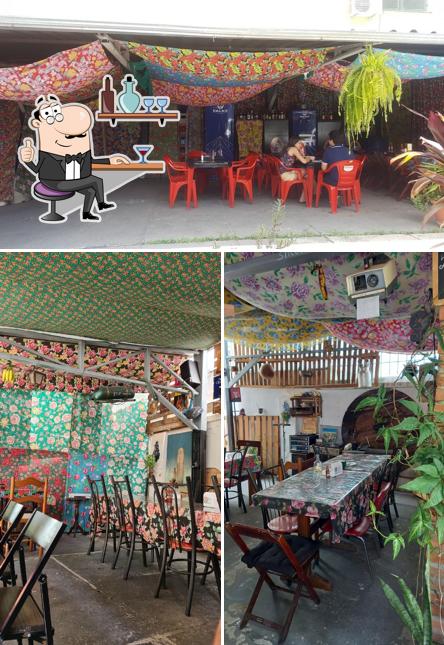 Sente em uma das mesas no Cantina do Sorriso