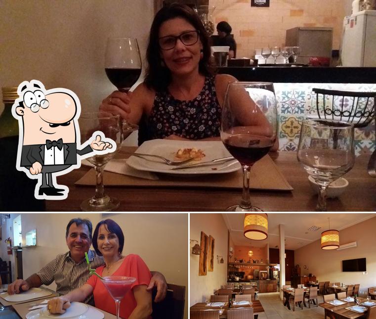 Sente em uma das mesas no Carla Guedes Restaurante