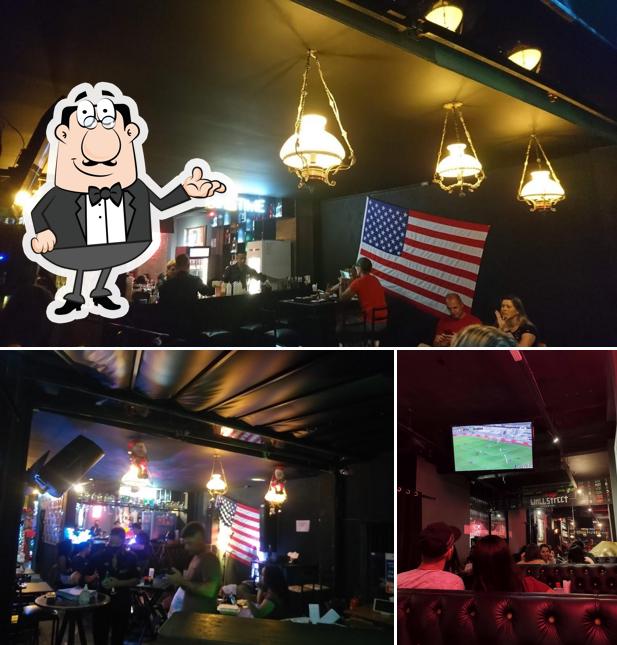 Confira a imagem ilustrando interior e balcão de bar no Wall Street Bar e Restaurante em Praia Grande Rodízio de mini burguer