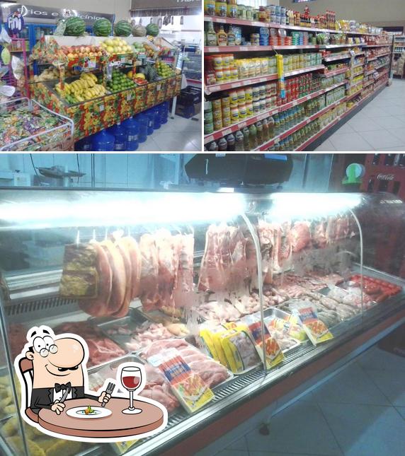 Observa las imágenes que muestran comida y interior en Supermercado Soares