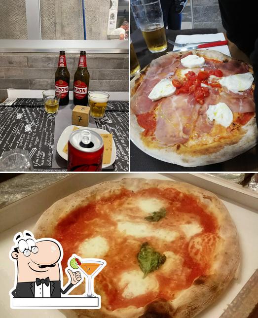 Dai un’occhiata alla foto che raffigura la bevanda e pizza di La Smorfia