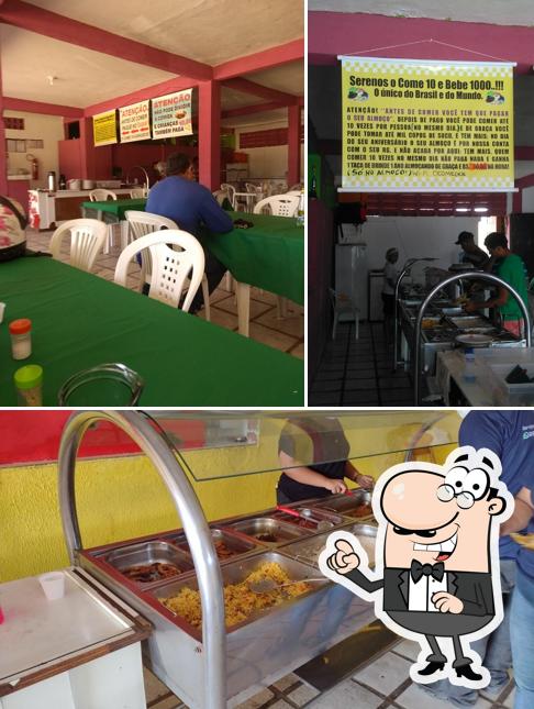 Sente em uma das mesas no Serenos O Come 10