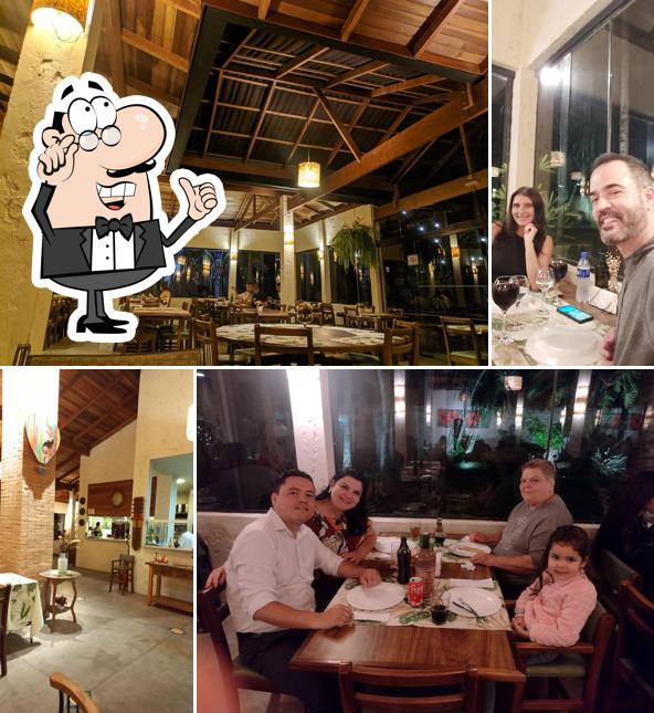 Sente em uma das mesas no Forneria Toscana Pizzaria