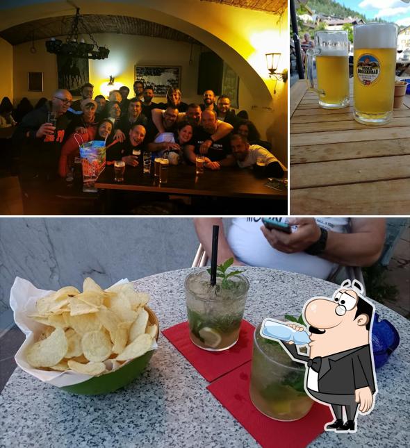 Tra le varie cose da Taverna agli Amici si possono trovare la bevanda e bancone da bar