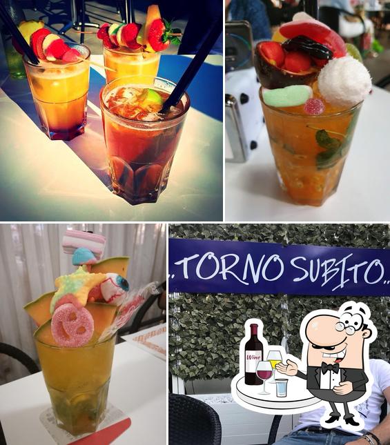 Ordina un drink o cocktail alcolico dal menu