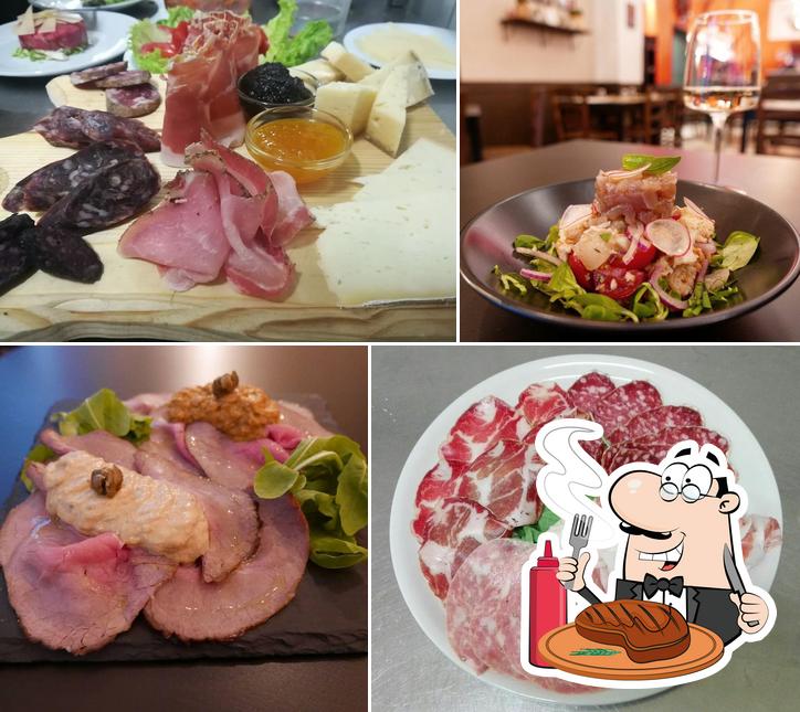 Prenditi i un pasto a base di carne a BARNUM Risto-bar popolare