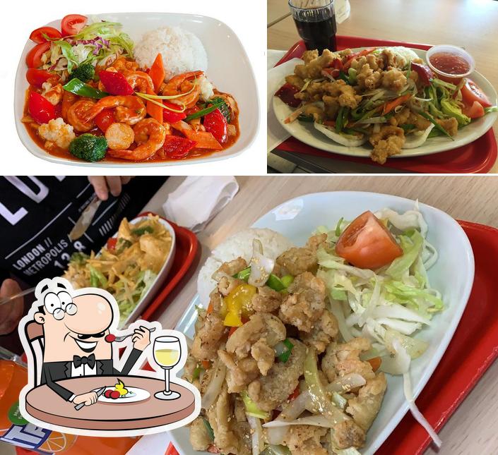 Посмотрите на этот снимок, где видны еда и пиво в Mr Chen's Wok