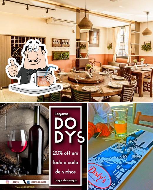 A imagem do Dody's’s bebida e interior