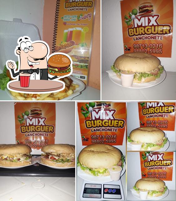 Peça um dos hambúrgueres servidos no Lanchonete Mix Burguer