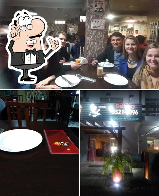 O interior do Pizza Dora