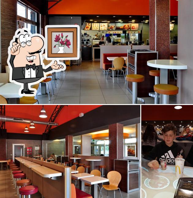 Siediti a un tavolo di McDonald's Leinì