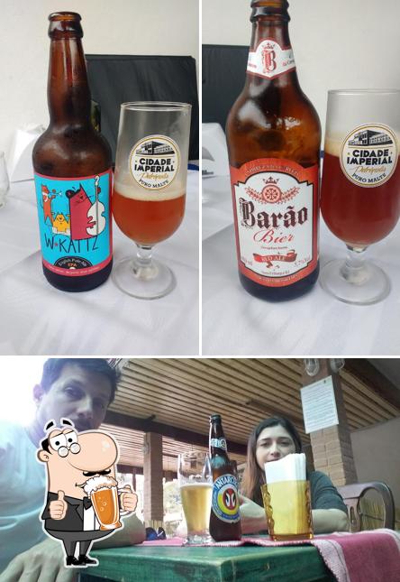 Desfute uma tulipa de cerveja leve ou escura