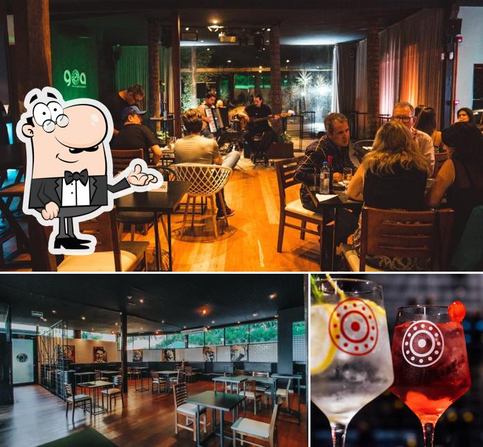 A interior e cerveja do restaurante