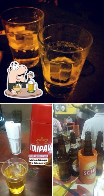 Desfute uma tulipa de cerveja leve ou escura