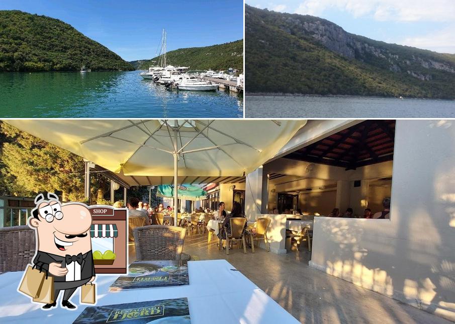 La foto della esterno e tavolo da pranzo di Restoran Fjord