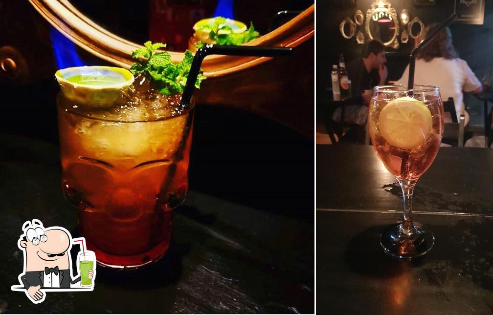 Desfrute de uma bebida no Voodoo Lounge Pub