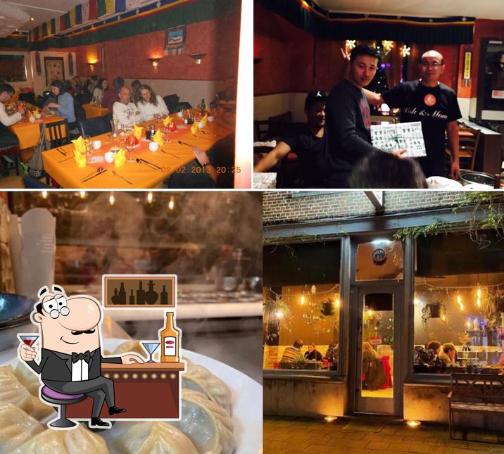 Это фото, где изображены барная стойка и еда в Wok & Momo