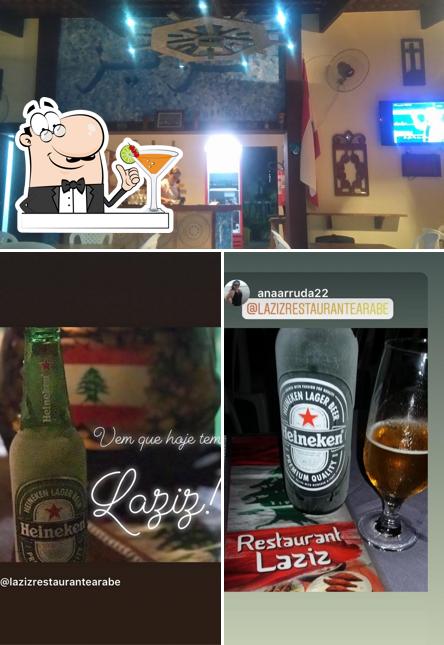 A foto da bebida e balcão de bar no Restaurante Laziz