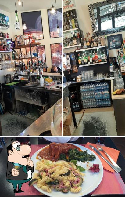 Tra le diverse cose da Gangster Grill @ La Luna Del Viale si possono trovare la bancone da bar e cibo