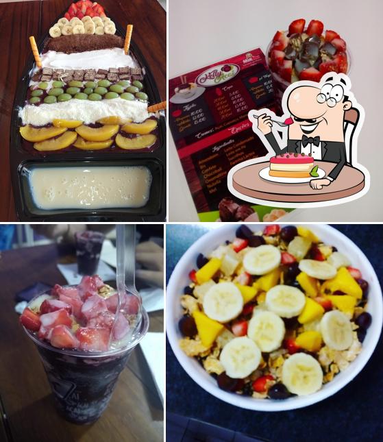 Kelly Açaí serve uma gama de pratos doces