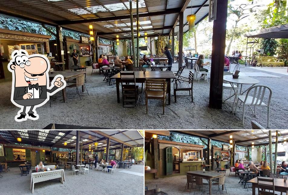 Sente em uma das mesas no Bar BREWPOINT - Retiro