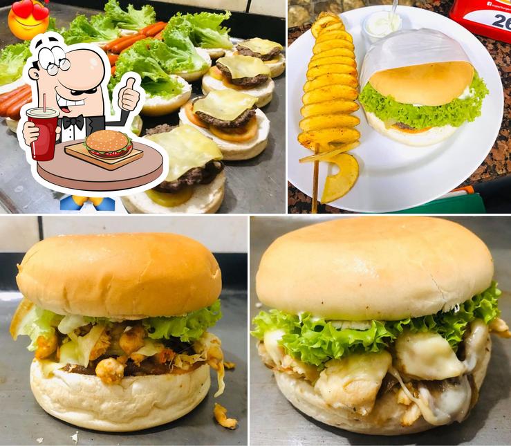 Experimente um dos hambúrgueres servidos no Super Burger Lanches