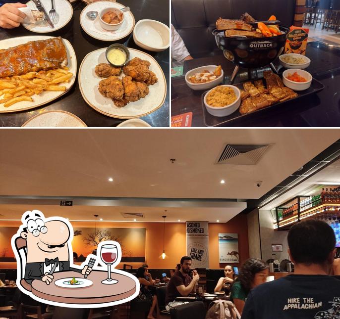 Confira a ilustração mostrando comida e interior no Restaurante Outback Steakhouse