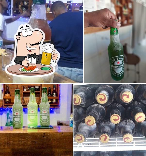 Desfute uma tulipa de cerveja leve ou escura